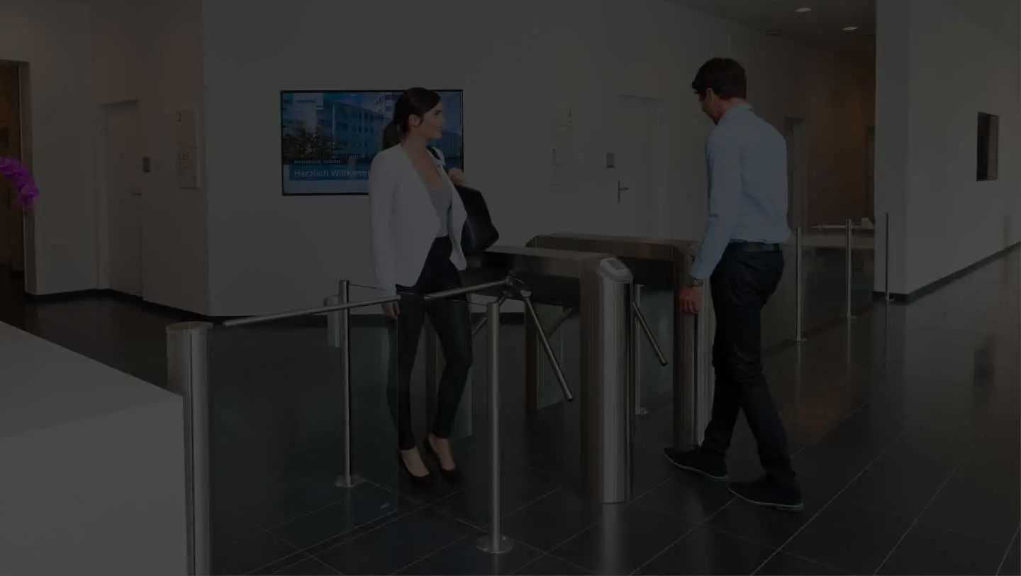 Sistema de control de acceso con torniquetes