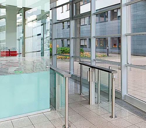 Carriles para el control de acceso con puertas abatibles de cristal