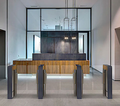 Carril de media altura para control de acceso de acero inoxidable y ´puertas abatibles de diseño arquitectónico