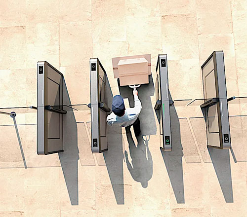 Carril de media altura para control de acceso de acero inoxidable y ´puertas abatibles de diseño arquitectónico