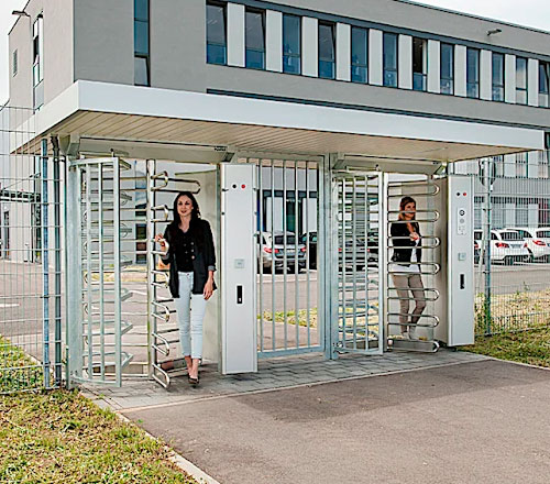 Torniquete de altura completa para el control de acceso en la industria. De acero inoxidable y durabilidad.